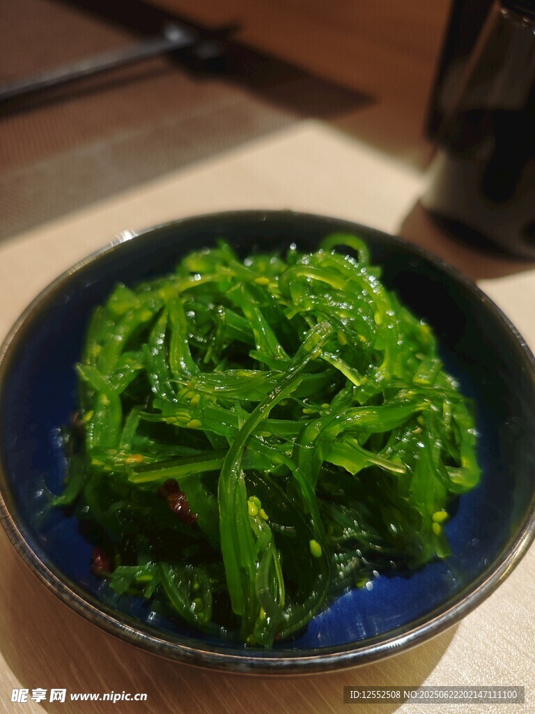 蓝色盘中的翠绿海藻
