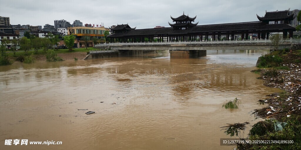 洪水淹没下的中式古建筑
