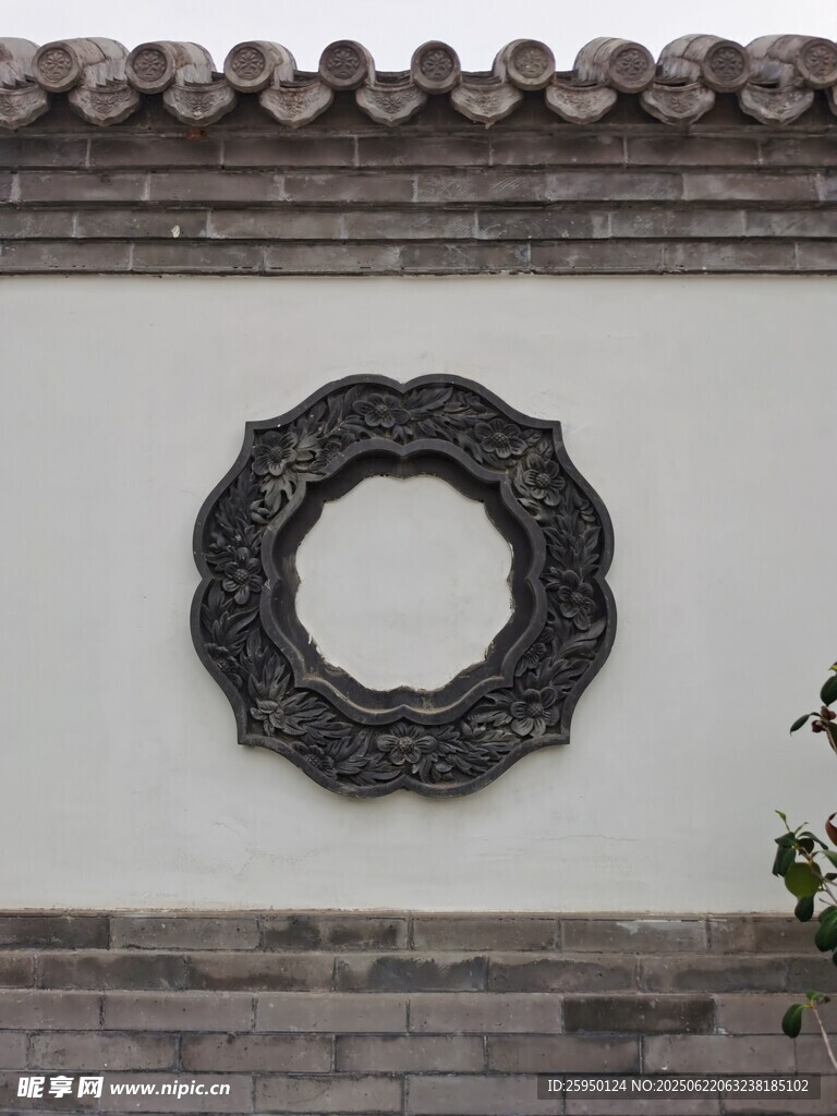 中式白墙圆形镂空窗饰