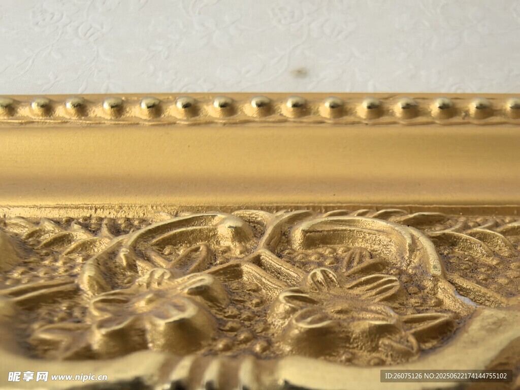金色雕花画框细节特写