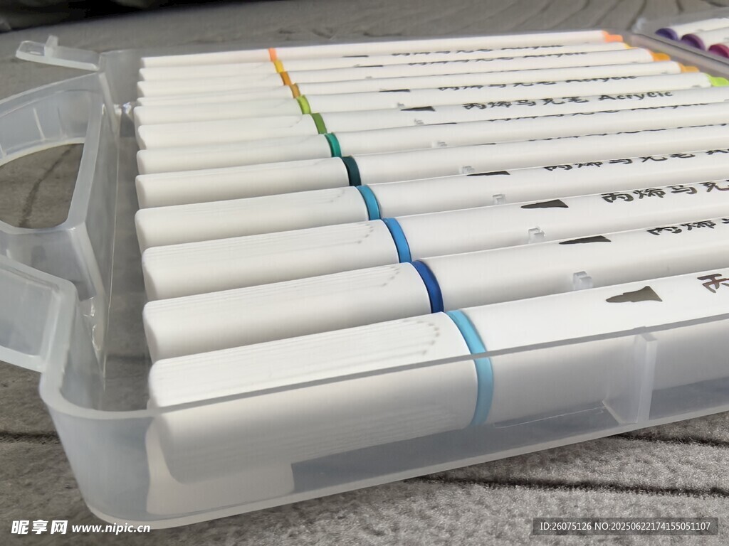 透明盒中整齐排列的水彩笔