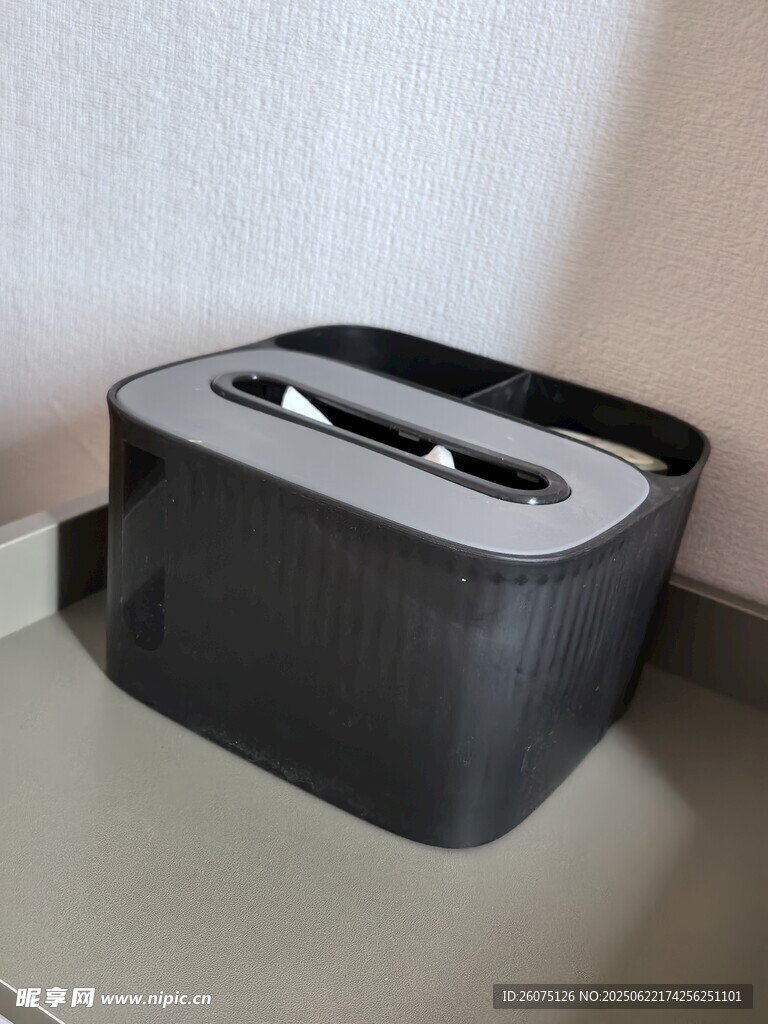 黑色纸巾盒置于浅色台面上