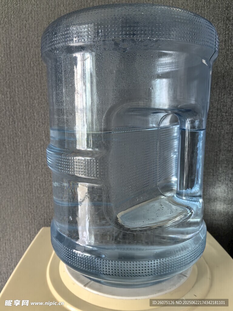 大水桶置于底座上