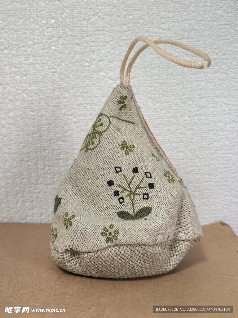 手工刺绣布艺锥形小挂袋