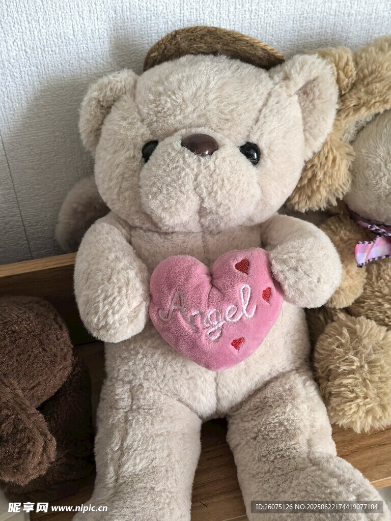 抱心泰迪熊毛绒玩具