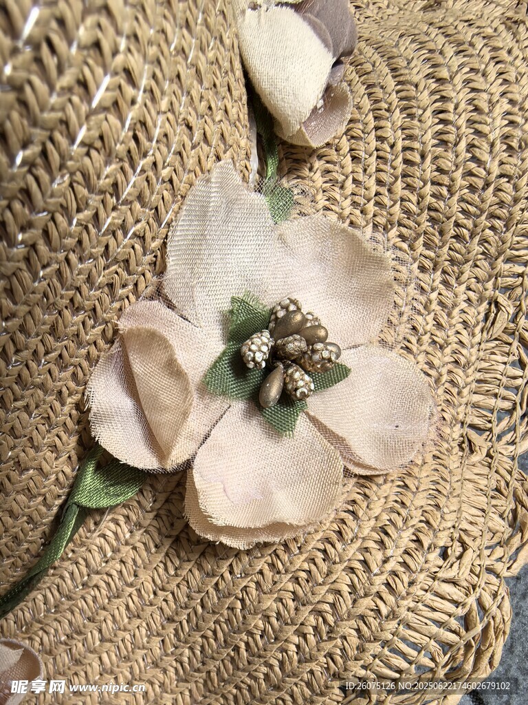手工编织帽上的精致花朵