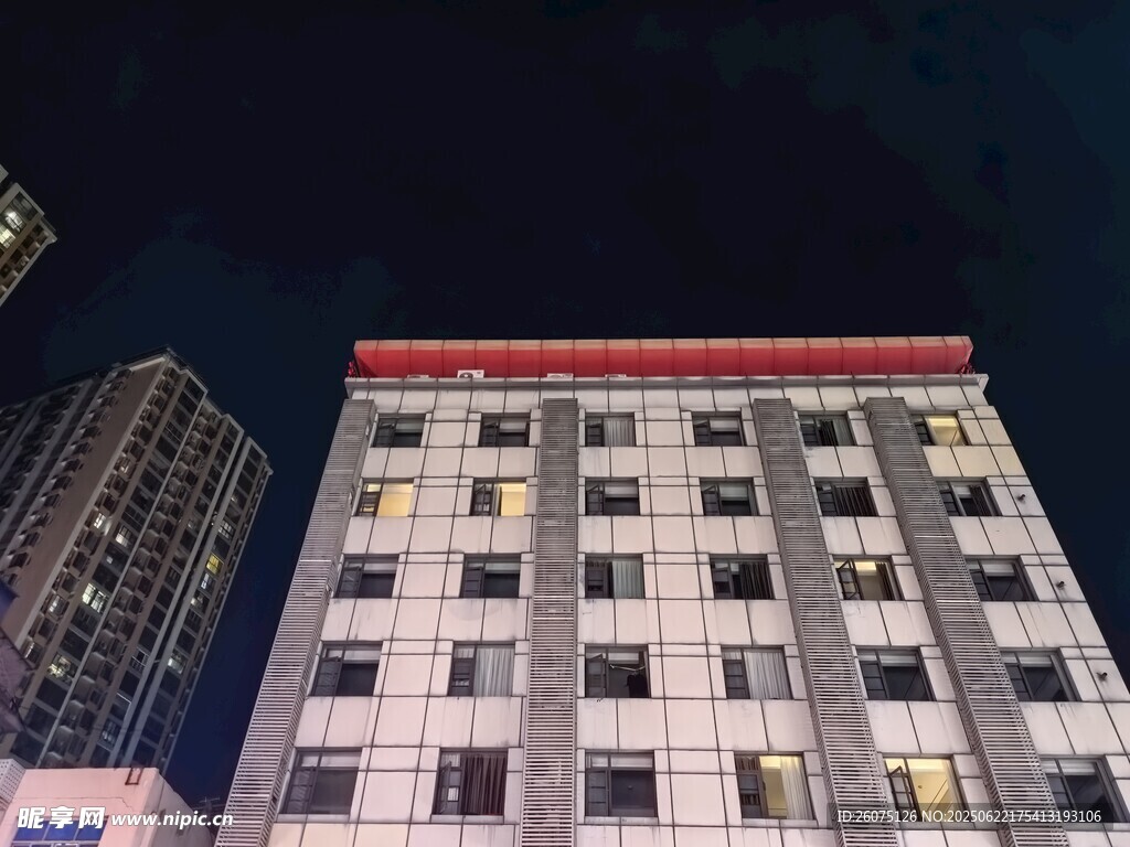 夜晚中的高楼建筑