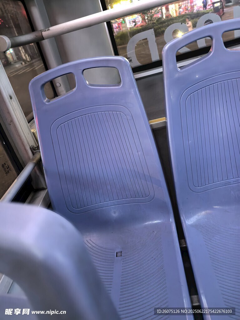 公交车内蓝色座椅特写