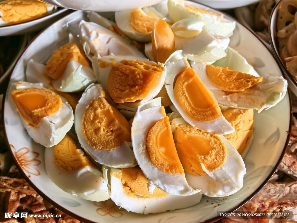 美味咸鸭蛋切片摆盘