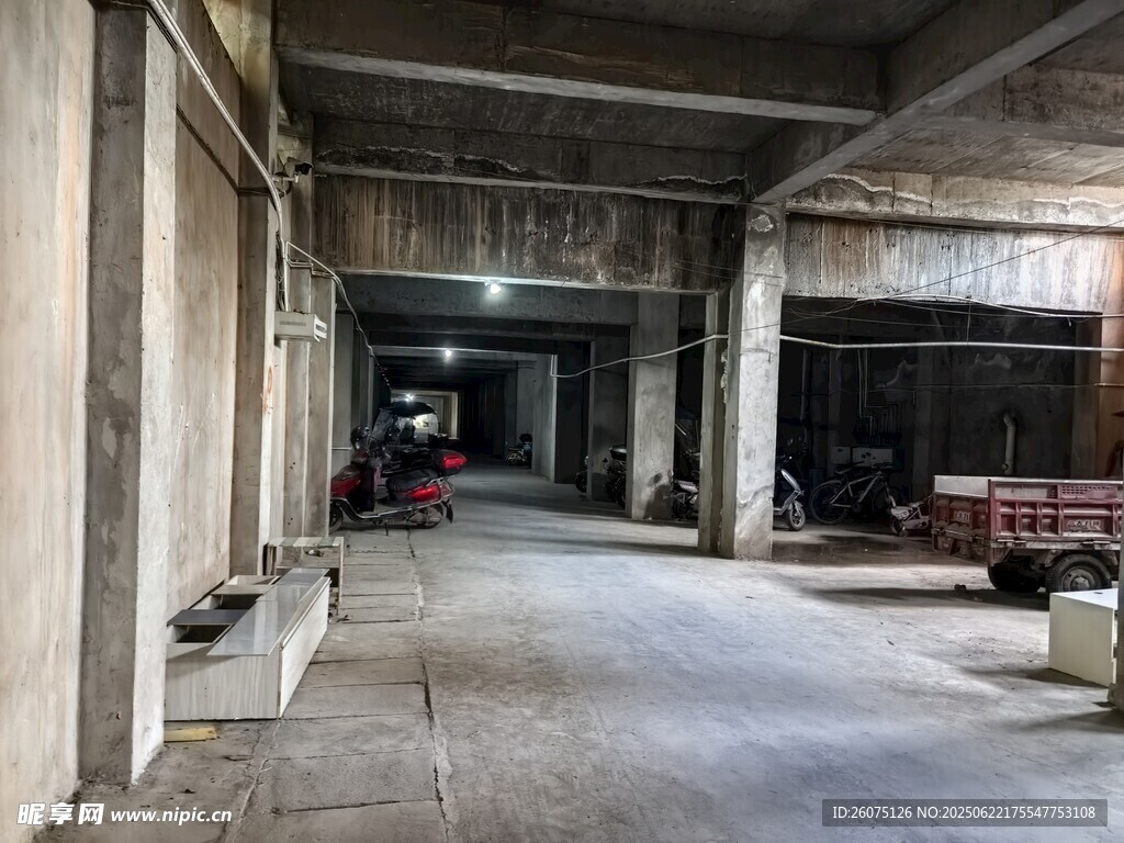 废弃工厂内部场景