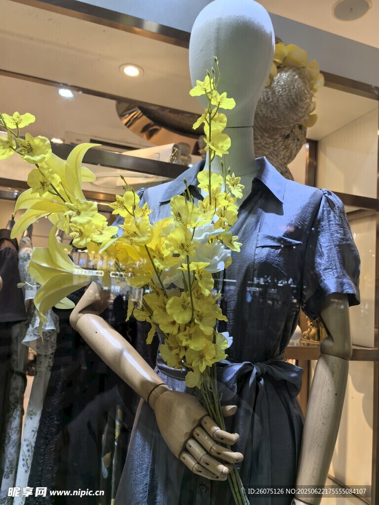 蓝裙模特手持黄色花束