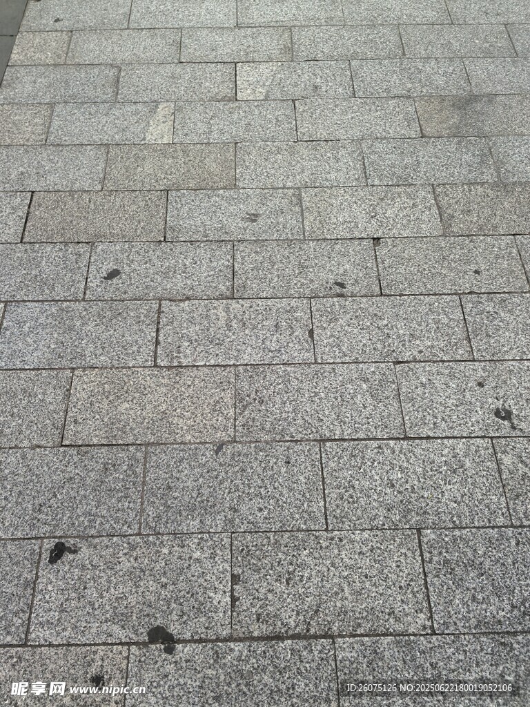 灰色石砖铺就的地面