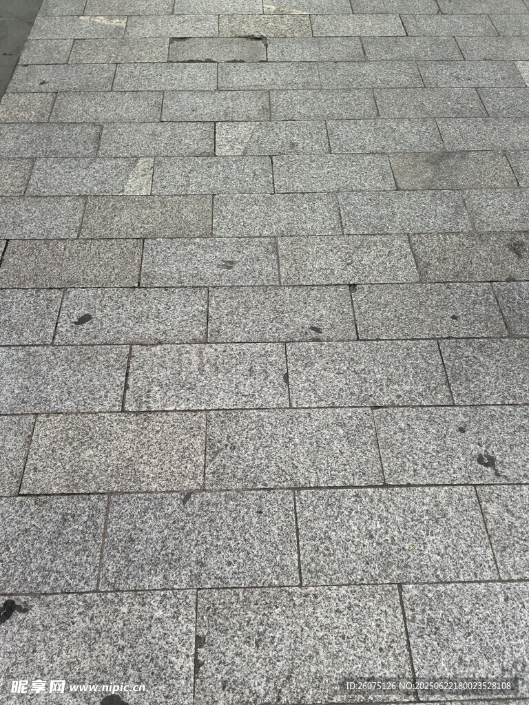 灰色石砖铺就的地面