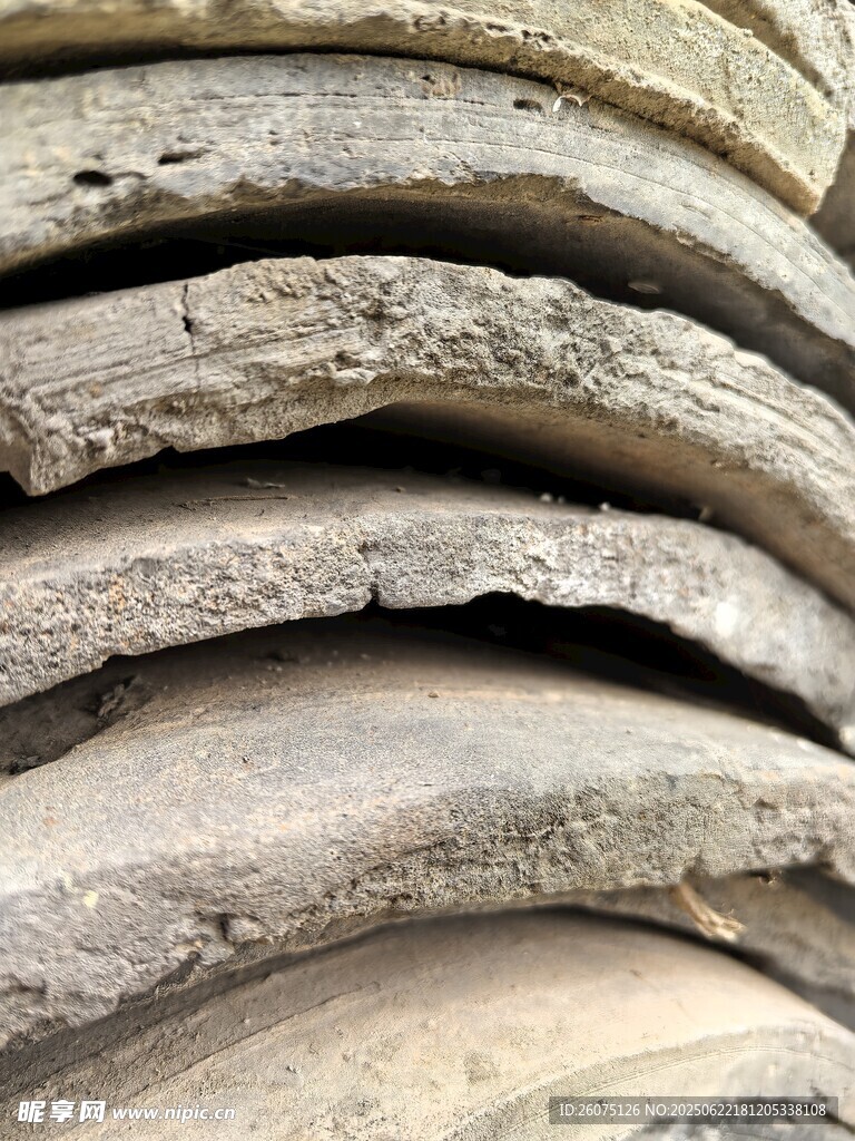 堆叠的古老瓦片