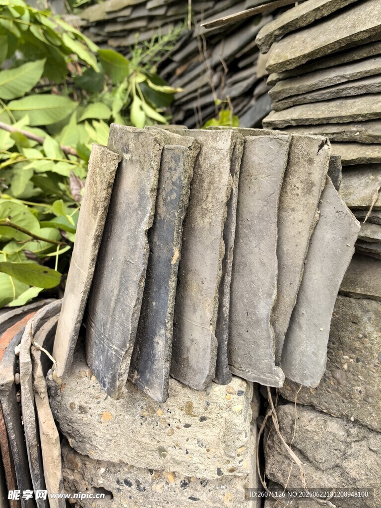 废旧瓦块堆放在一起
