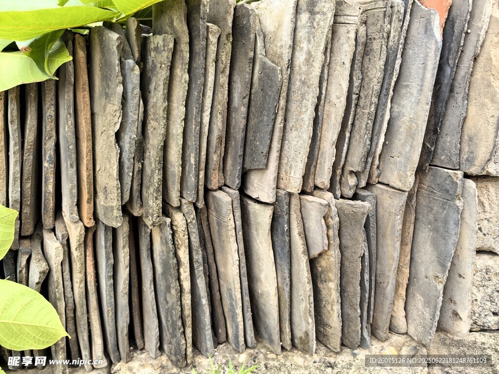 古朴瓦片墙