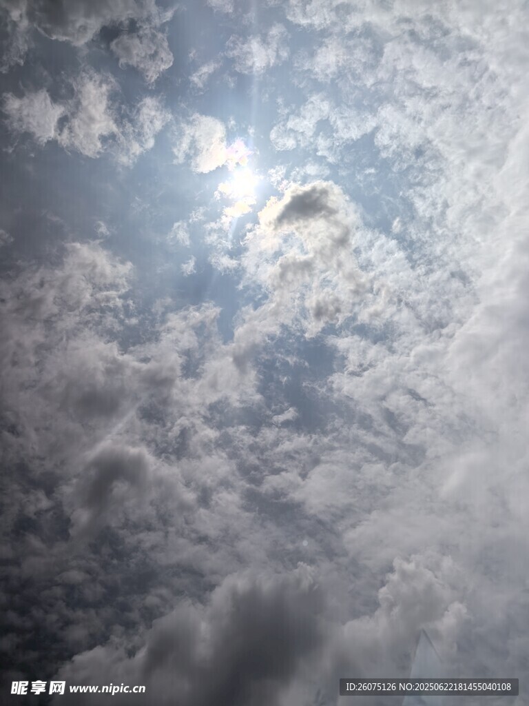 云层间透出的阳光景象