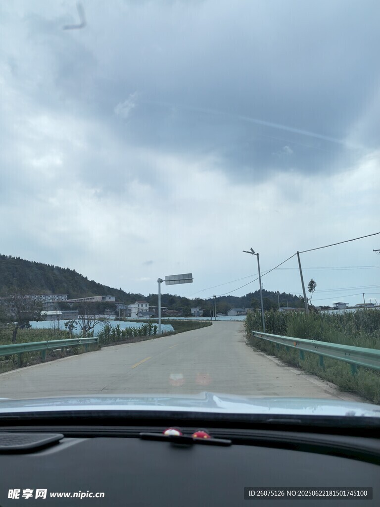 车内视角的公路行驶景象