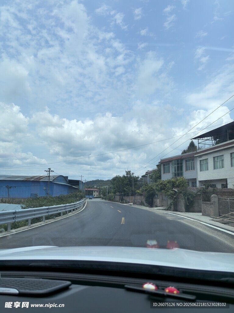 车内视角的道路风景