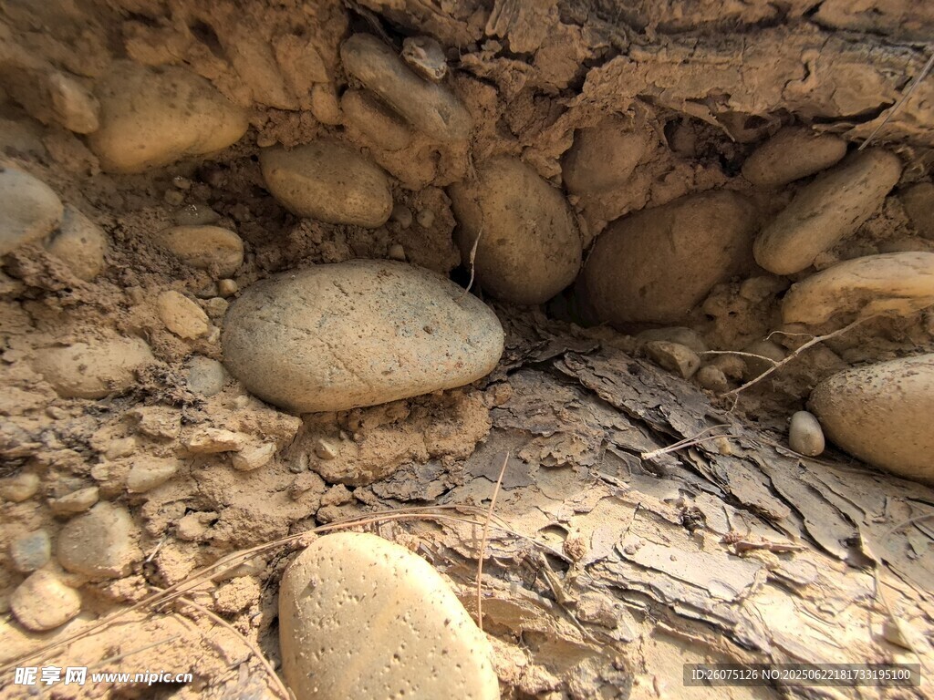 岩石缝隙中的圆润石块
