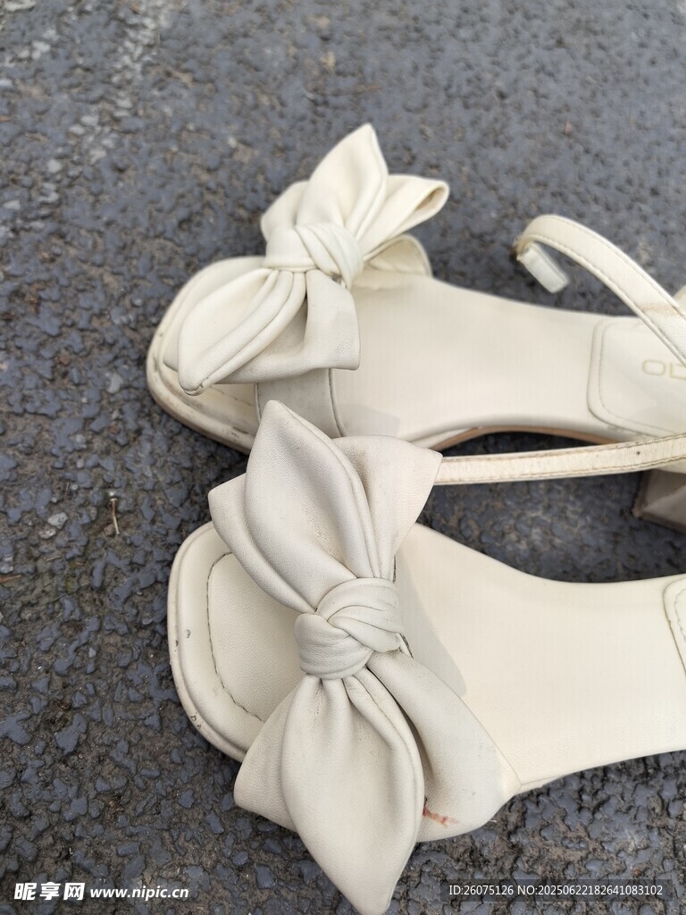 米白色蝴蝶结凉鞋特写