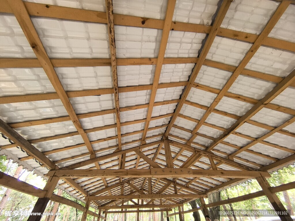 木质结构屋顶建筑内部