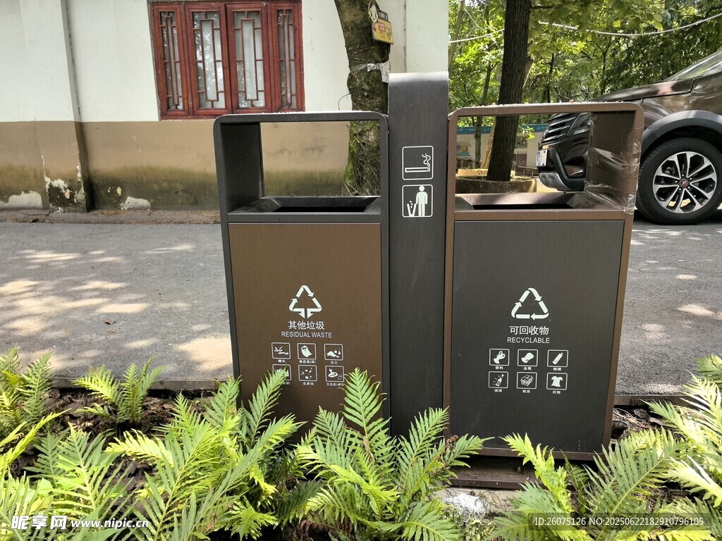 户外分类垃圾桶