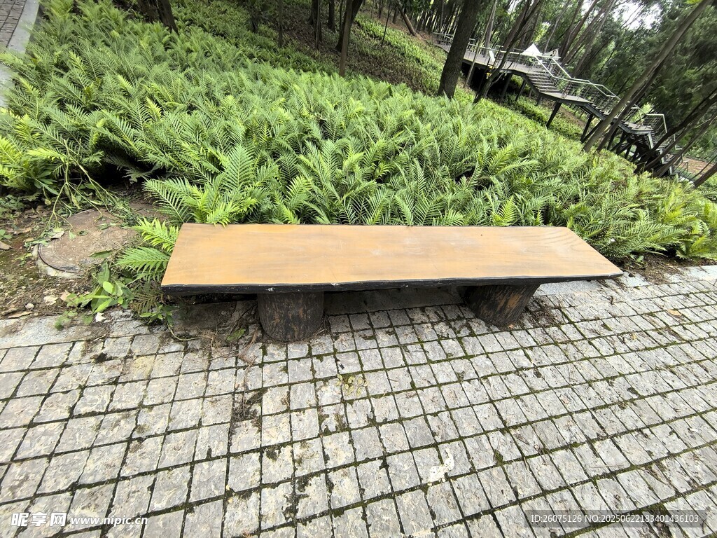 户外木质长椅