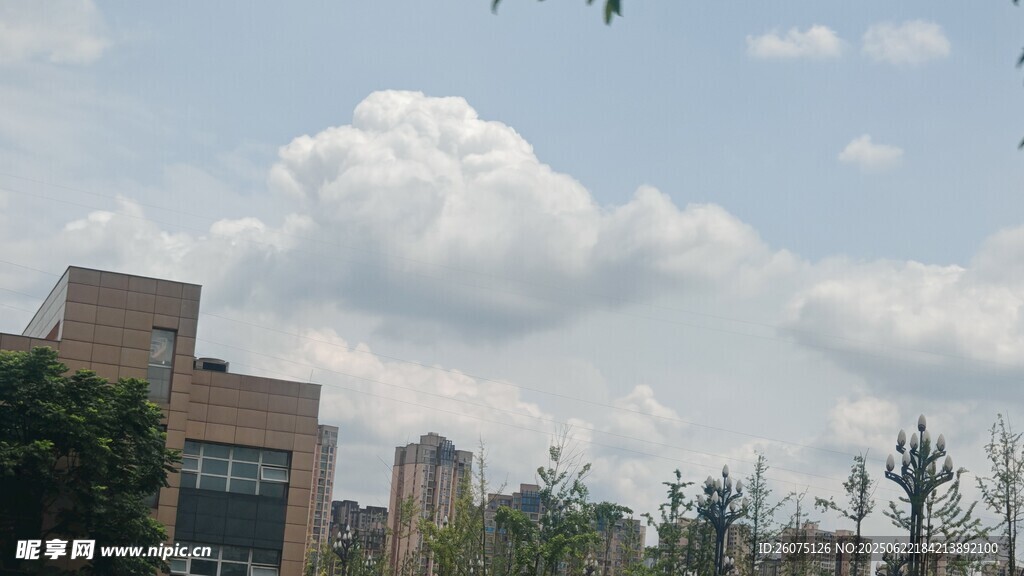 城市上空的白云景观