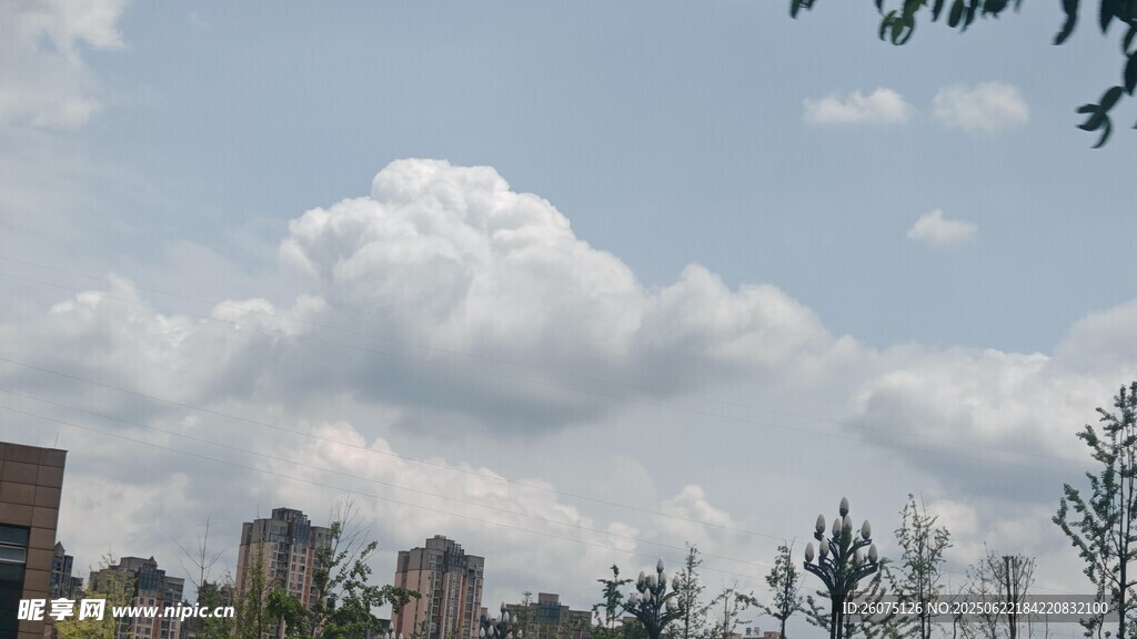 蓝天白云下的城市建筑景观