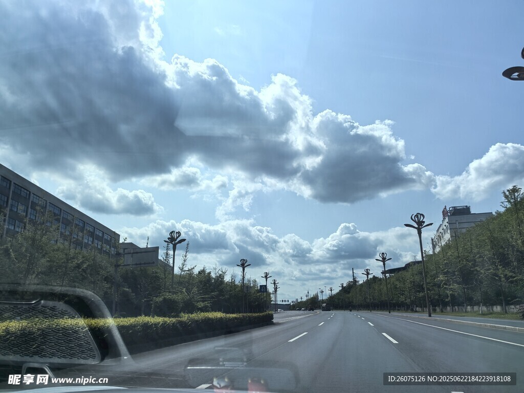 公路风景蓝天白云与远山