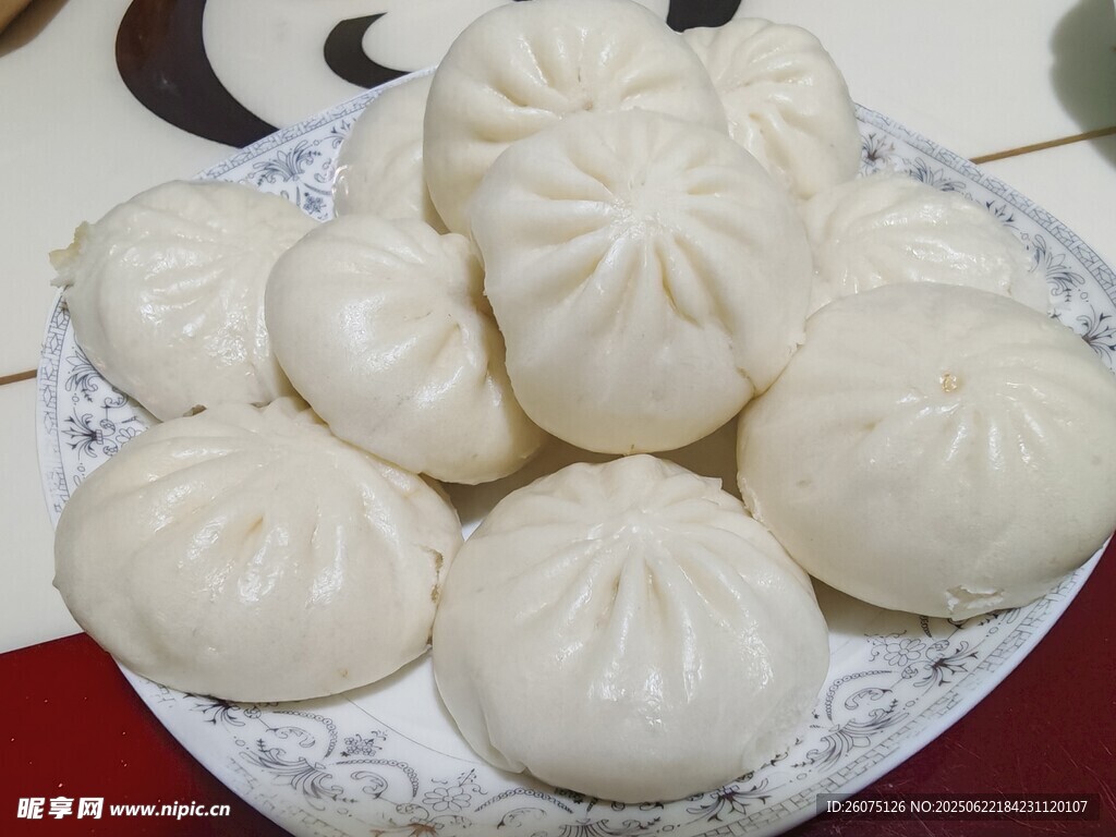 一盘美味的白胖包子