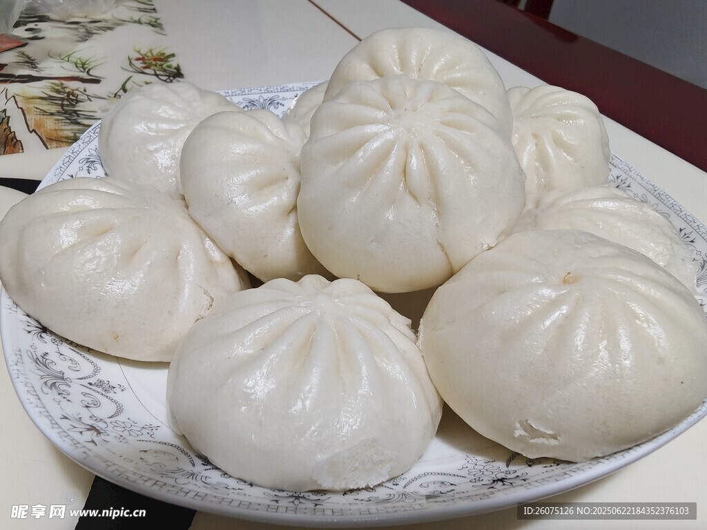 一盘美味的白胖大包子
