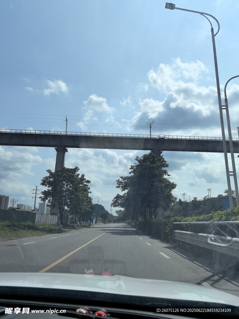 公路上的高架桥景象
