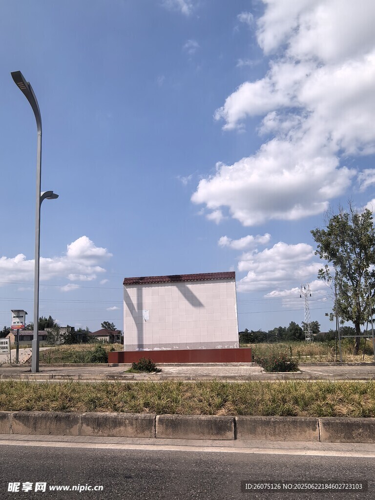路边小屋与开阔蓝天景色