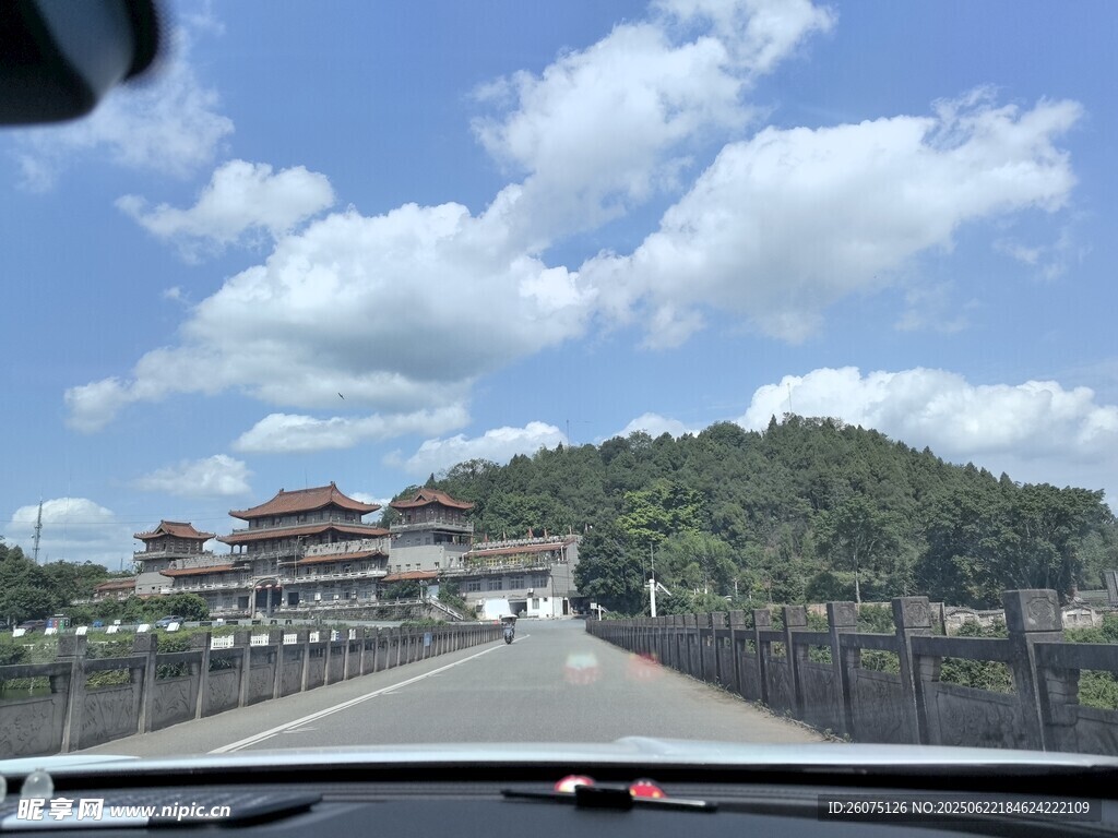公路上远眺中式建筑景观