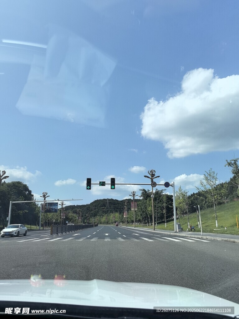 车内视角的道路与交通灯