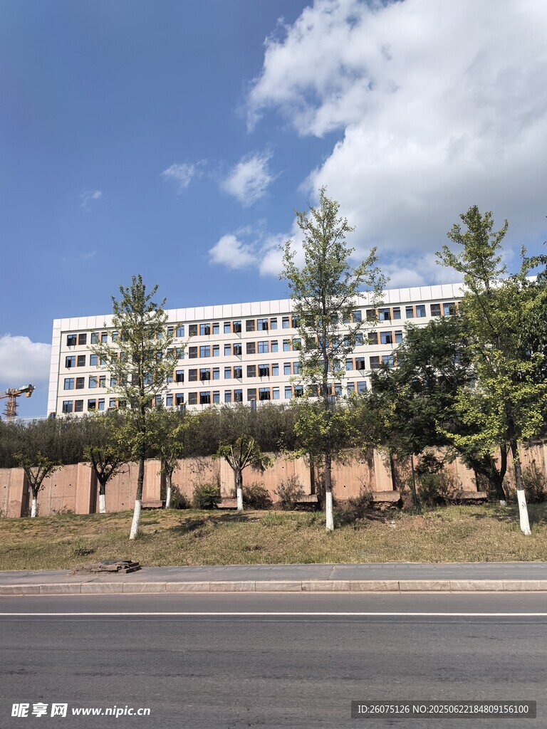 公路旁的白色多层建筑