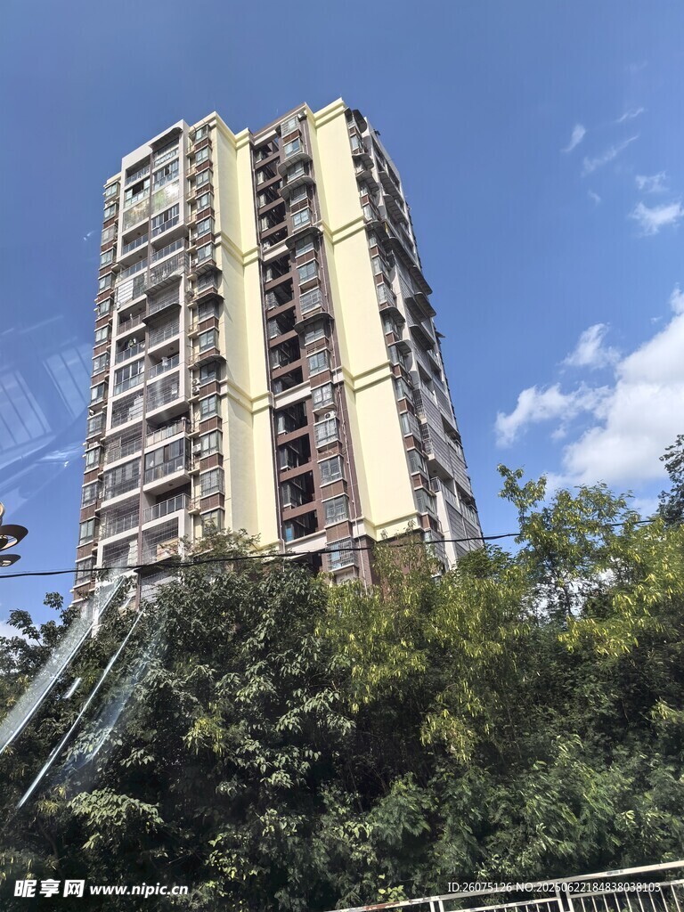 高层住宅矗立绿树蓝天间