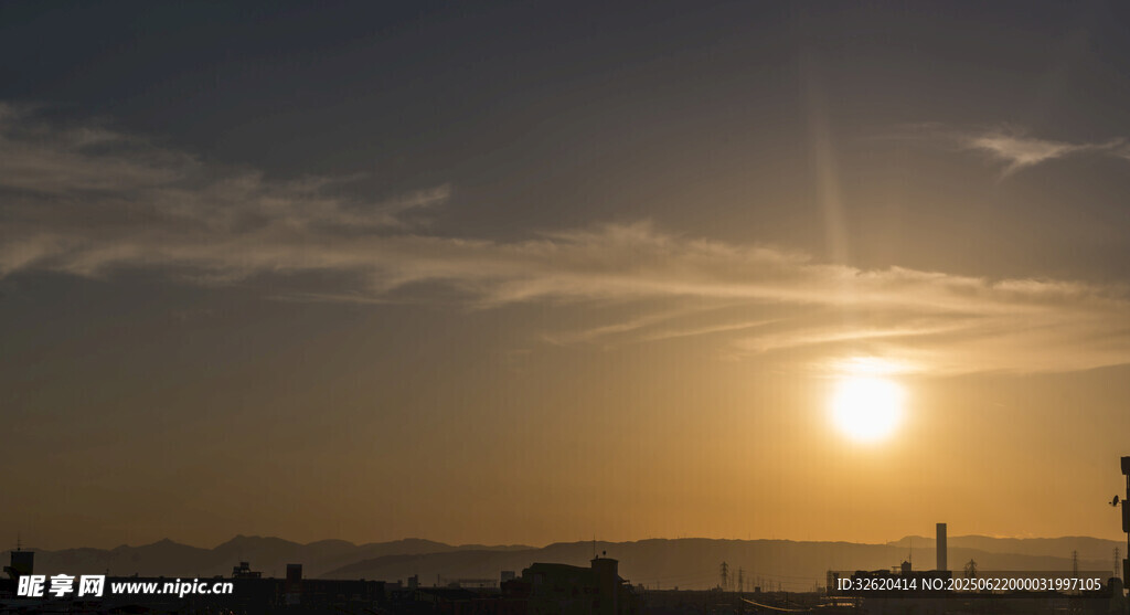 夕阳下的城市天际线