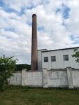 老旧工厂建筑与高耸烟囱