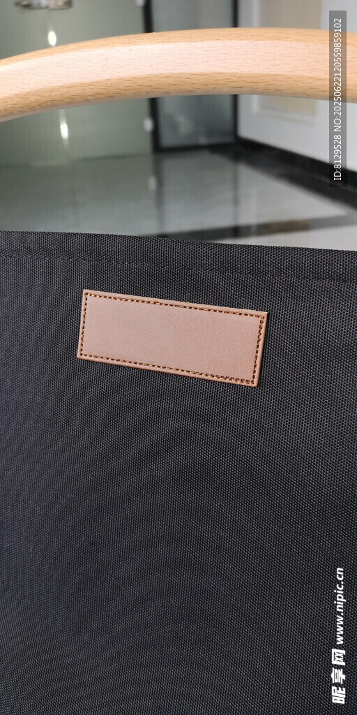黑色皮具上的金属铭牌