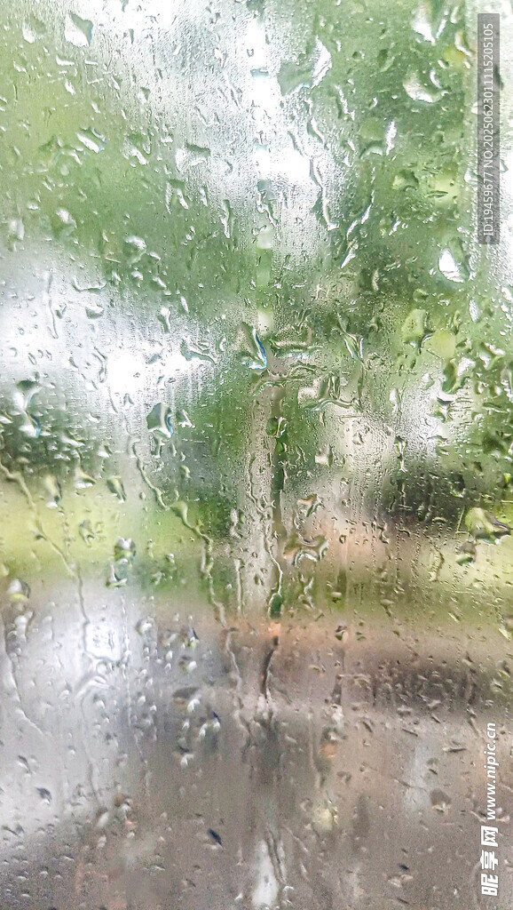 雨中透过窗户看湿润景色