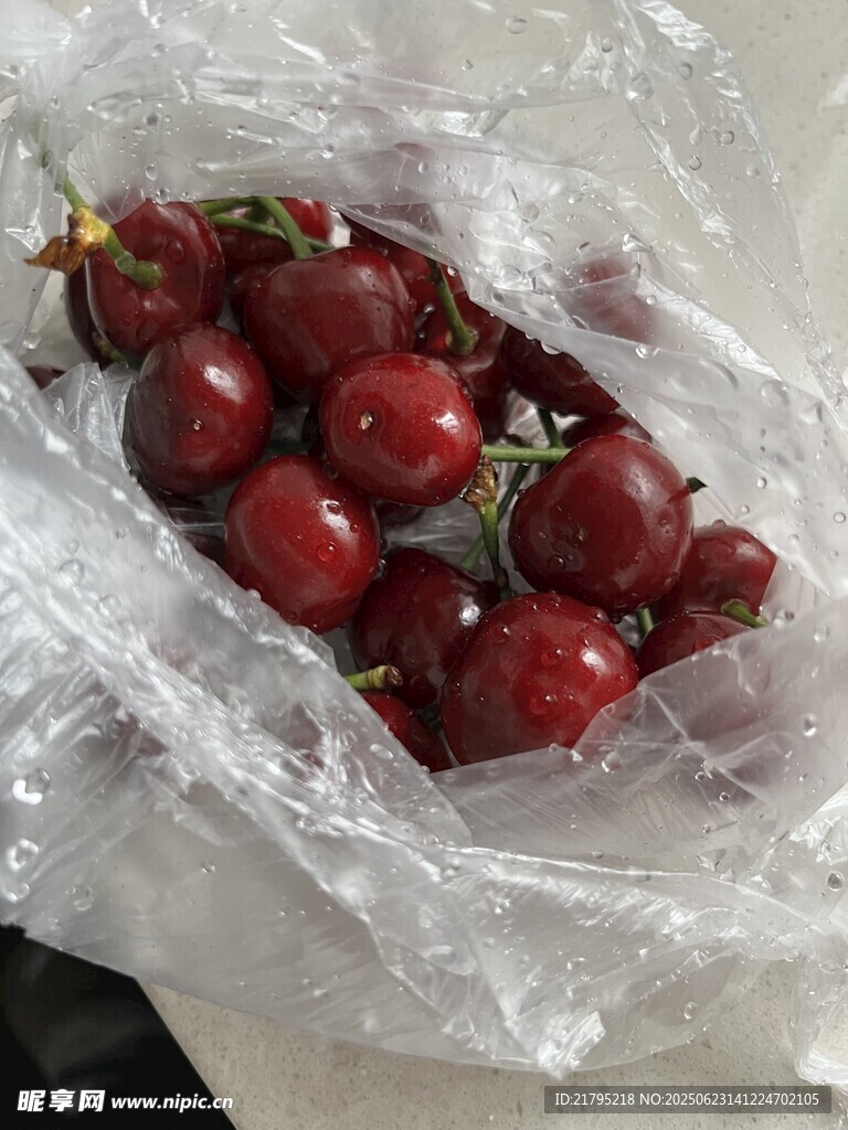 塑料袋中的新鲜红樱桃