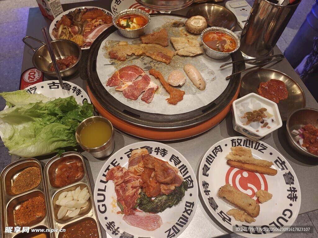 丰盛韩式烤肉美食拼盘