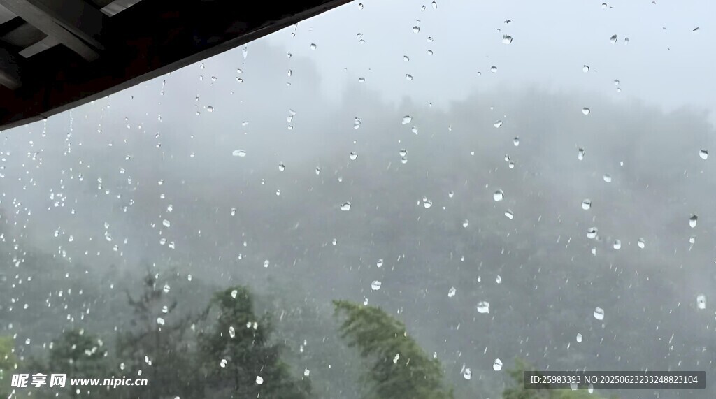 窗外雨景