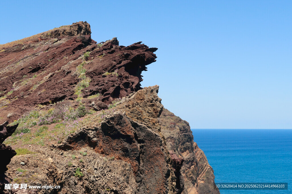 海边嶙峋岩石景观