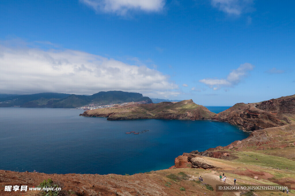 蓝色海湾与岸边美丽景致