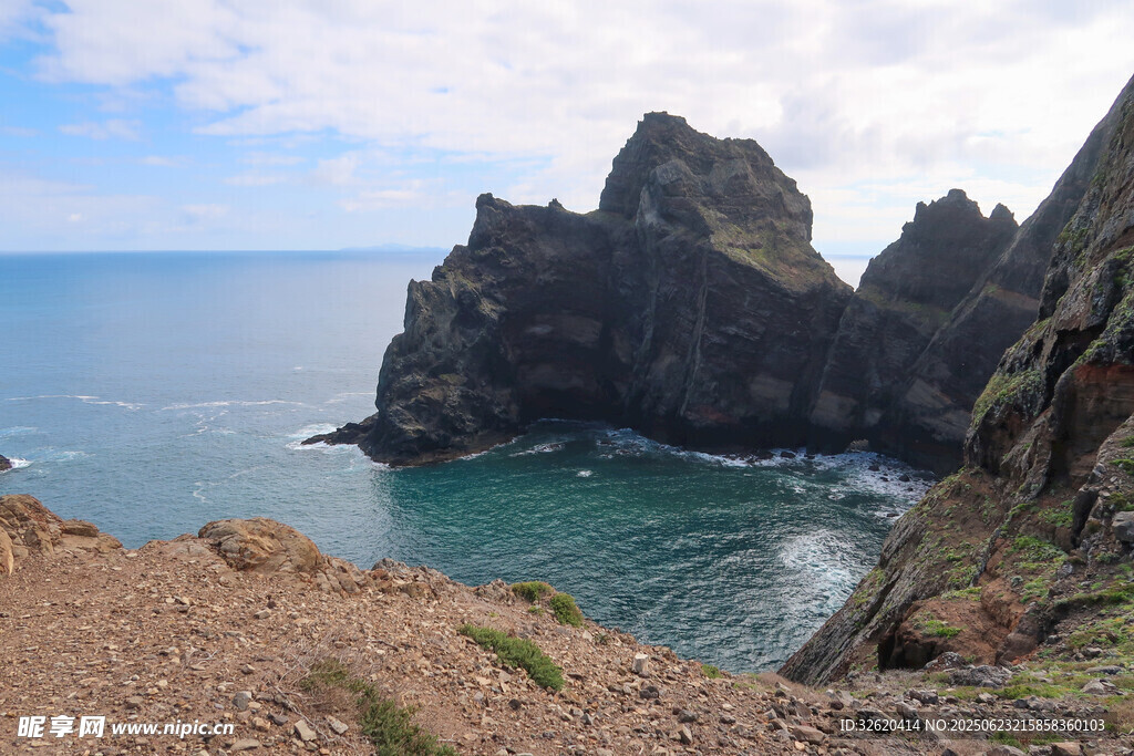 海岸边的嶙峋岩石与碧海