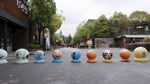 街道上的多彩卡通路障